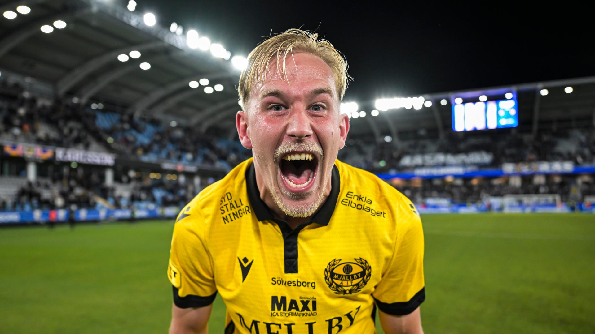 Mjällbys Herman Johansson jubelt über den Gewinn der Meisterschaft. Mjällbys Herman Johansson jubelt über den Gewinn der Meisterschaft.
