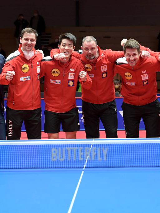Die Spieler von Borussia Düsseldorf bejubeln den Einzu
g in das Finale der Tischtennis-Champions-League.