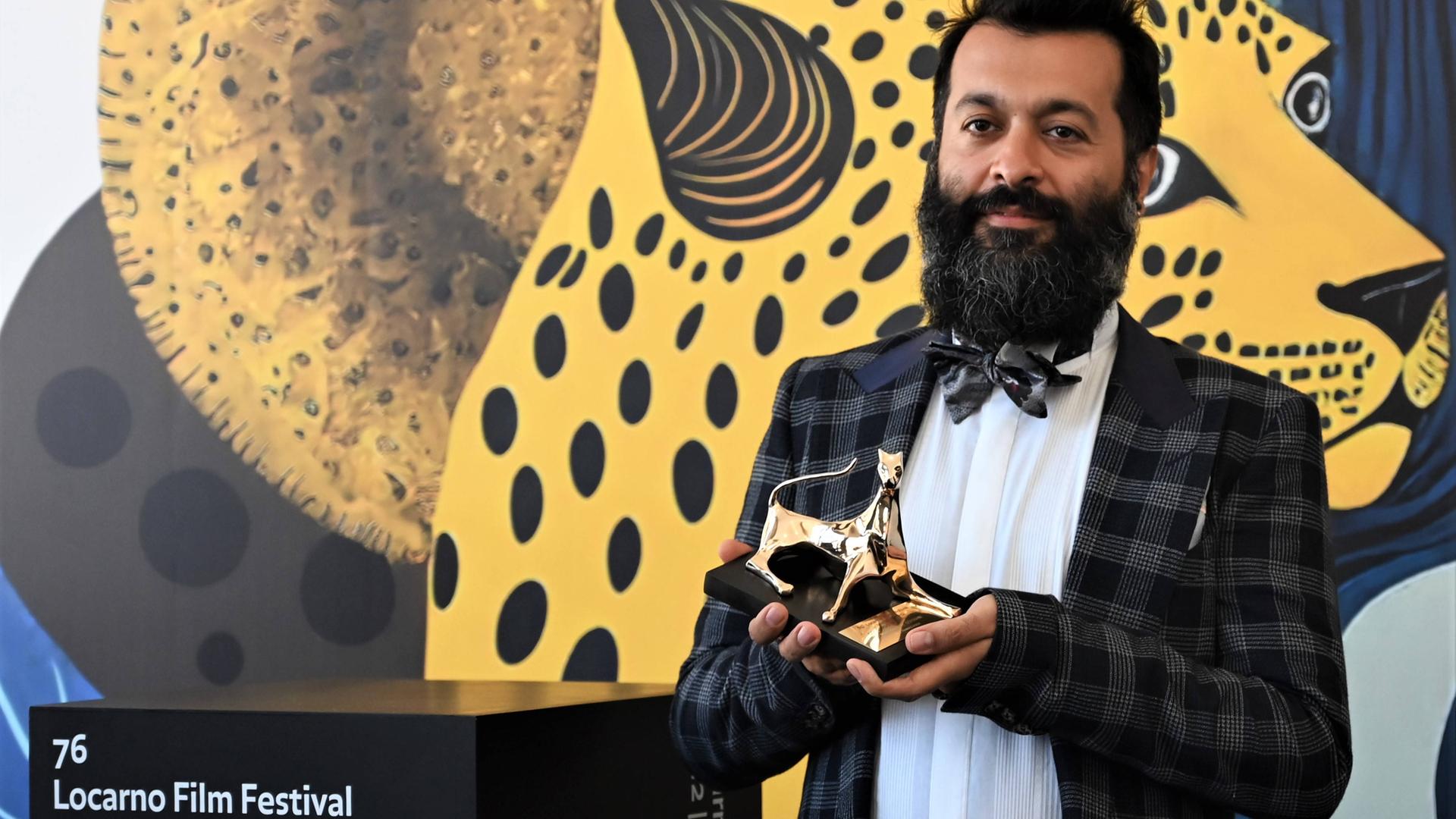 Produzent Sina Ataeian Dena mit dem Goldenen Leoparden bei der Preisverleihung in Locarno.