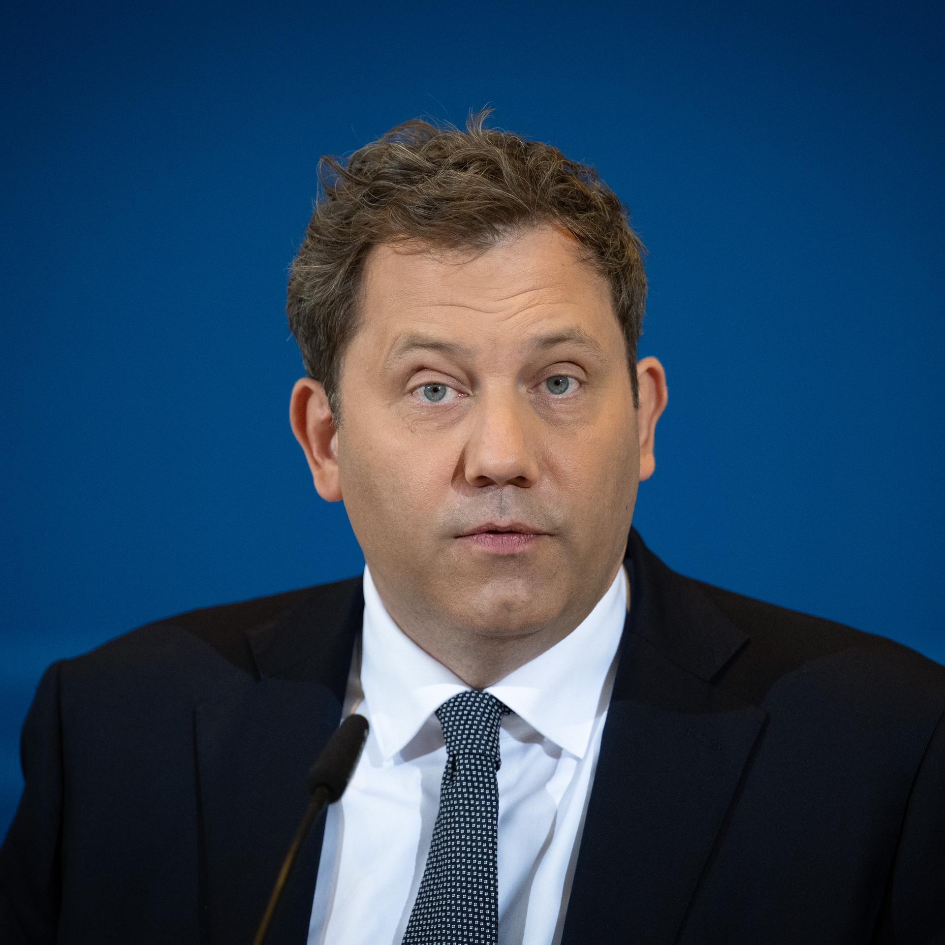Bundesfinanzminister Lars Klingbeil. Er spricht auf einer Pressekonferenz. Er trägt einen dunklen Anzug, ein weisses Hemd und eine Krawatte. 
