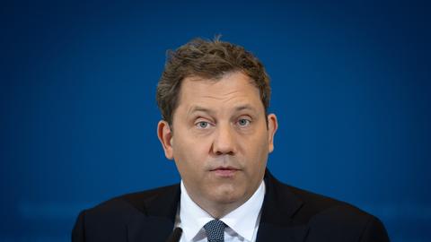 Bundesfinanzminister Lars Klingbeil. Er spricht auf einer Pressekonferenz. Er trägt einen dunklen Anzug, ein weisses Hemd und eine Krawatte. 