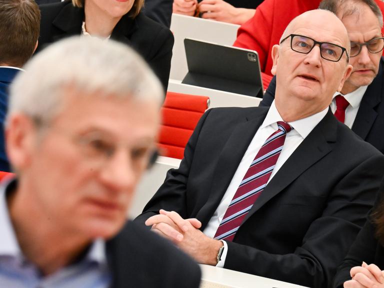 Dietmar Woidke (SPD), alter und neuer Ministerpräsident von Brandenburg, sitzt während der Wahl des Ministerpräsidenten im Landtag von Brandenburg hinter Hans-Christoph Berndt, Vorsitzender der AfD-Fraktion im brandenburgischen Landtag.
