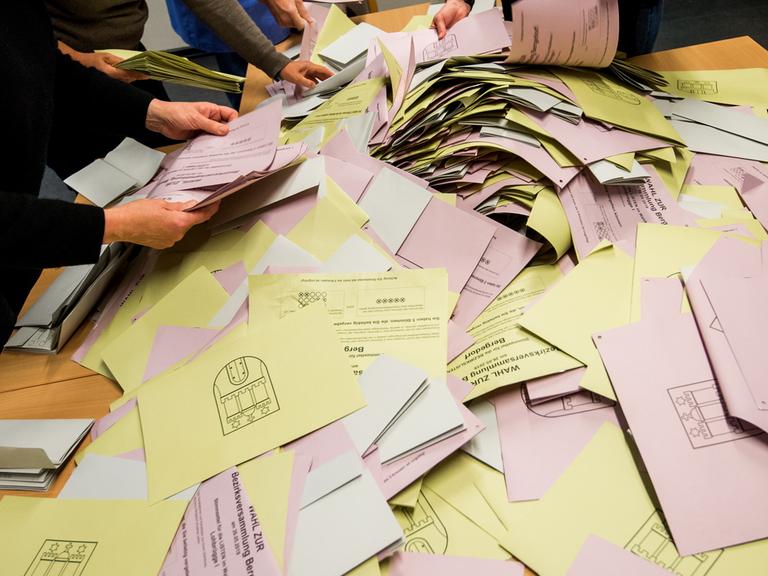 Zu sehen ist ein Haufen gelber und rosa Briefumschlägen mit Hamburger Stattwappen bei der Auszählung zur Europawahl und zur Bezirksversammlungswahl in Hamburg 2019 befinden.