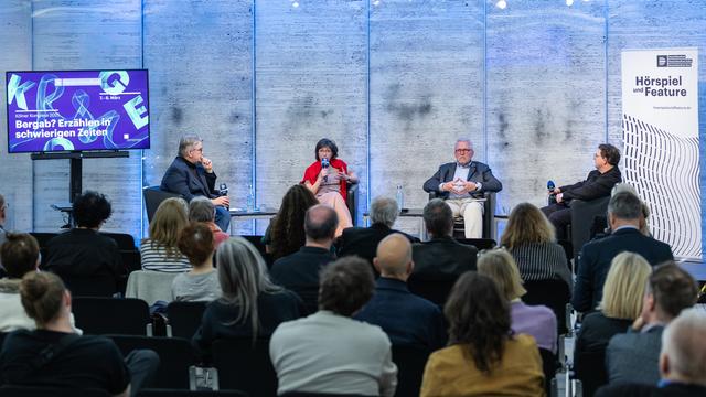 Vier Personen in einer Diskussionsrunde vor Publikum im Foyer des Deutschlandfunk-Funkhauses im Rahmen des Kölner Kongresses 2025 in Köln