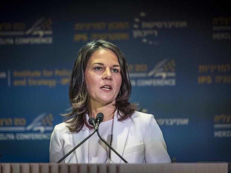 Annalena Baerbock, Bundesaußenministerin, aufgenommen im Rahmen ihrer Reise nach Israel. Hier bei der Teilnahme an der Konferenz 21st Herzliya Conference