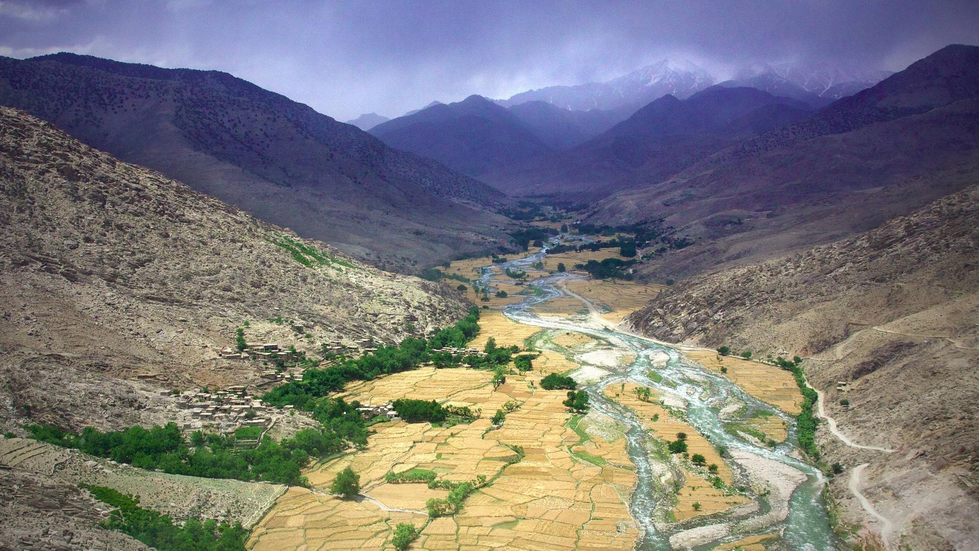 Die Gegend Nuristan in Afghanistan aus der Vogelperspektive aufgenommen mit Blick die Berge des Hindukusch.