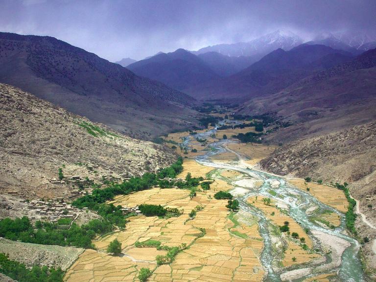 Die Gegend Nuristan in Afghanistan aus der Vogelperspektive aufgenommen mit Blick die Berge des Hindukusch.