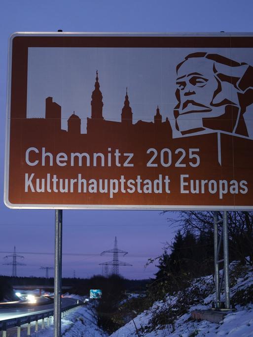 Ein touristisches Hinweisschild wirbt an der Autobahn 72 für Chemnitz als Kulturhauptstadt Europas.