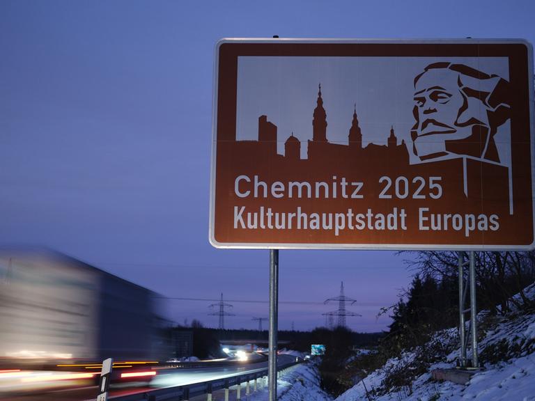 Ein touristisches Hinweisschild wirbt an der Autobahn 72 für Chemnitz als Kulturhauptstadt Europas.