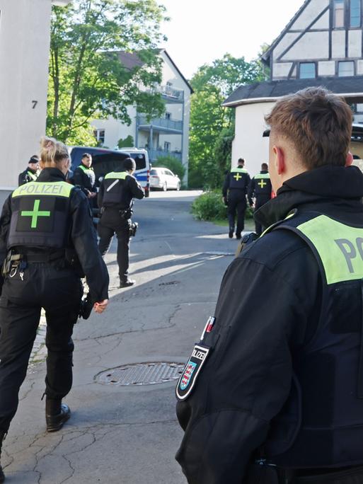 Polizeibeamte durchsuchen Gebäude