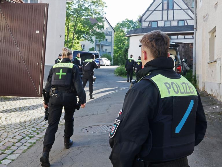 Polizeibeamte durchsuchen Gebäude
