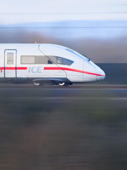 Ein ICE der Deutschen Bahn fährt über eine Bahn-Trasse in der Region Hannover (Aufnahme mit langer Verschlusszeit). 