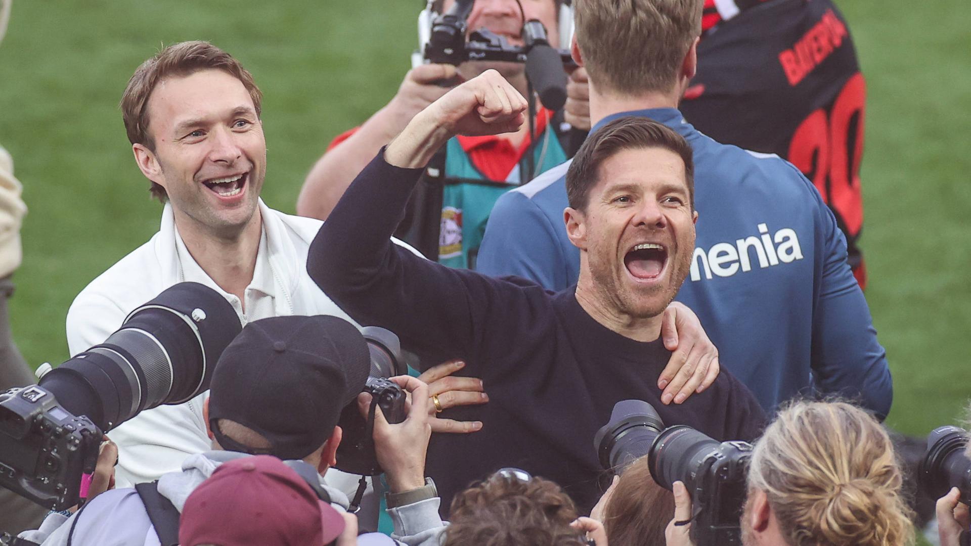 Leverkusens Geschäftsführer Simon Rolfes (links) und Trainer Xabi Alonso feiern den Meistertitel.