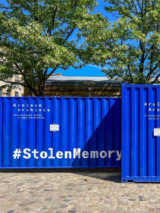 Blaue Conainer der "Arolsen Archives" mit der Aufschrift "Stolen Memory" 
