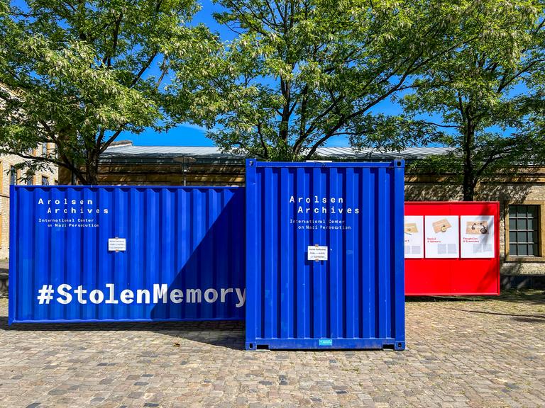 Blaue Conainer der "Arolsen Archives" mit der Aufschrift "Stolen Memory" 