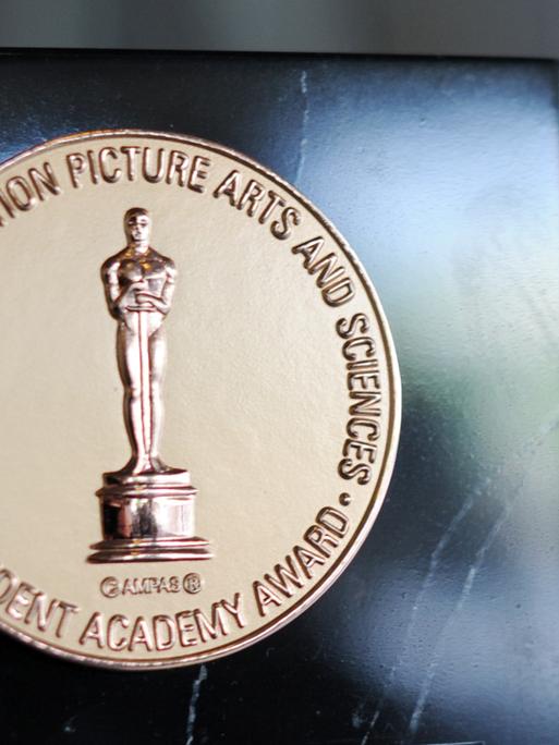 Eine glänzende Plakette mit einer Oscar-Statue und der Aufschrift "Student Academy Award"