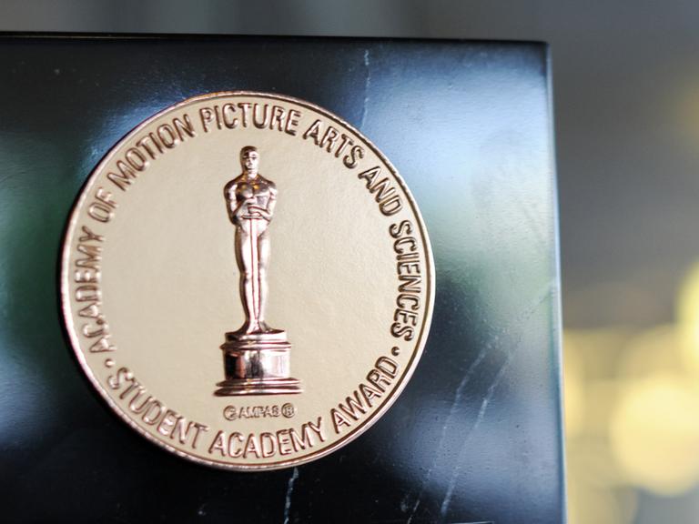 Eine glänzende Plakette mit einer Oscar-Statue und der Aufschrift "Student Academy Award"