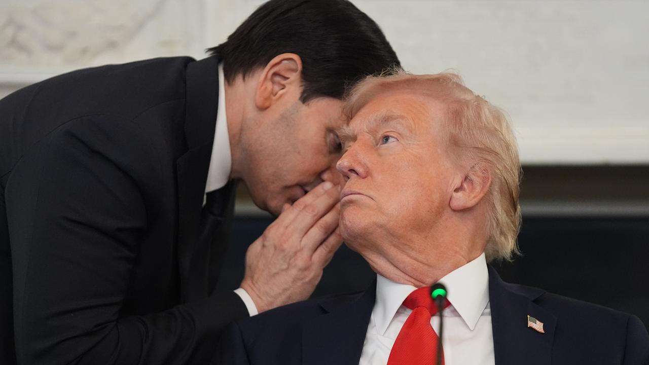 US-Außenminister Rubio flüstert US-Präsident Trump während einer Pressekonferenz etwas ins Ohr. US-Außenminister Rubio flüstert US-Präsident Trump während einer Pressekonferenz etwas ins Ohr.