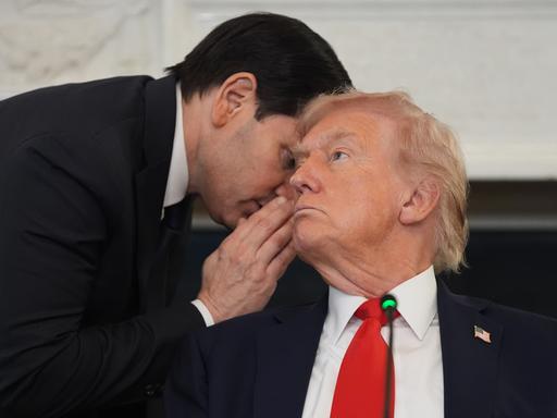 US-Außenminister Rubio flüstert US-Präsident Trump während einer Pressekonferenz etwas ins Ohr.