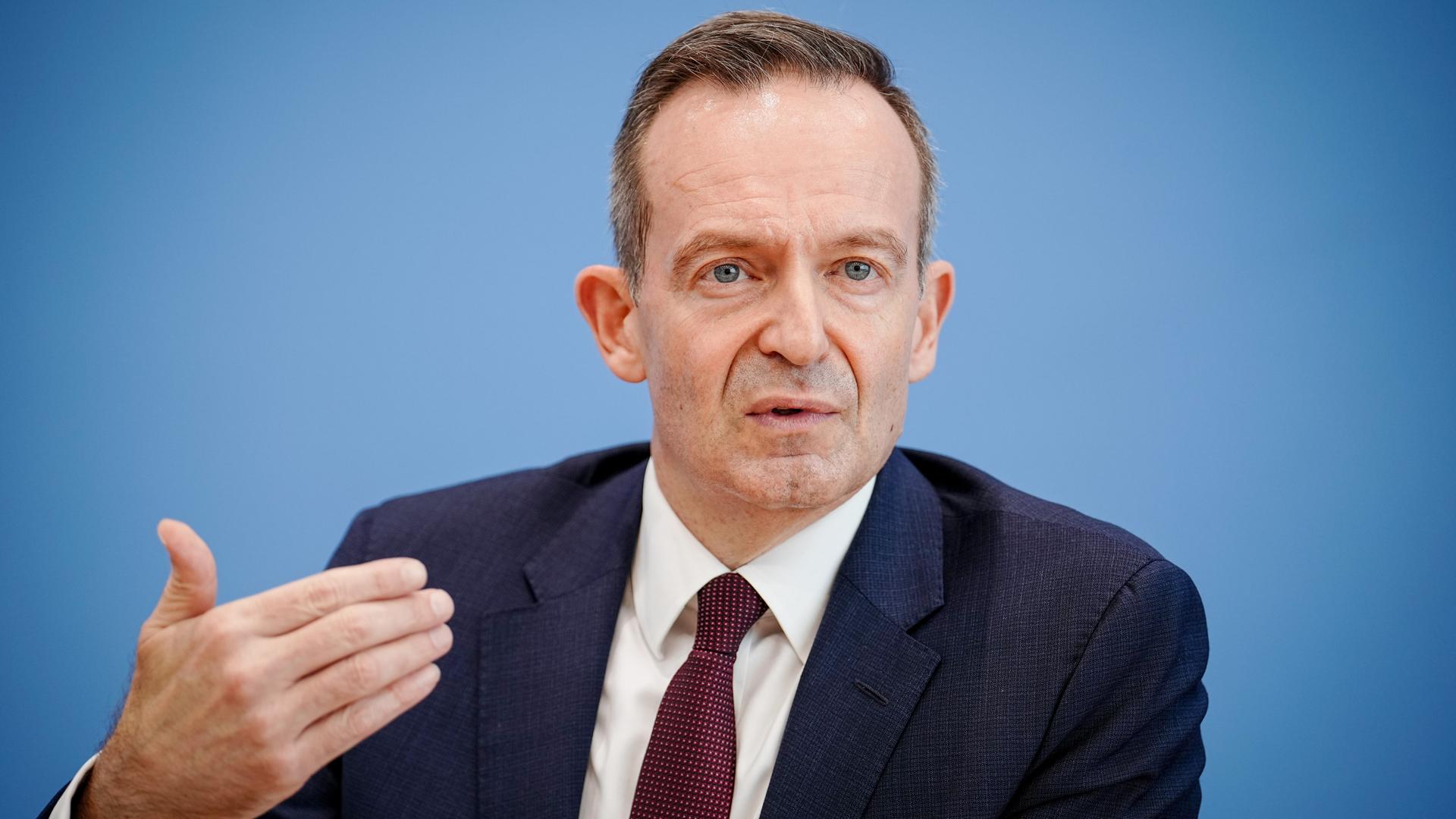 Volker Wissing (FDP), Bundesminister für Verkehr und Digitales, stellt den Masterplan zur Ladeinfrastruktur im Haus der Bundespressekonferenz vor.