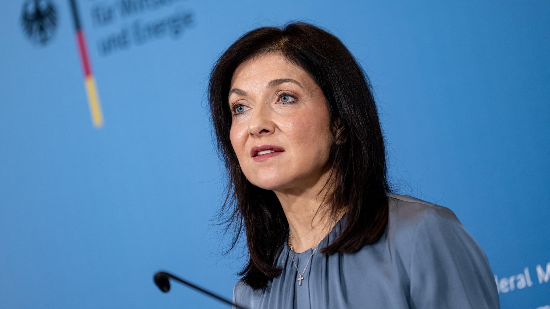 Katherina Reiche (CDU), Bundesministerin für Wirtschaft und Energie, gibt ein Statement im Bundesministerium für Wirtschaft und Energie. 