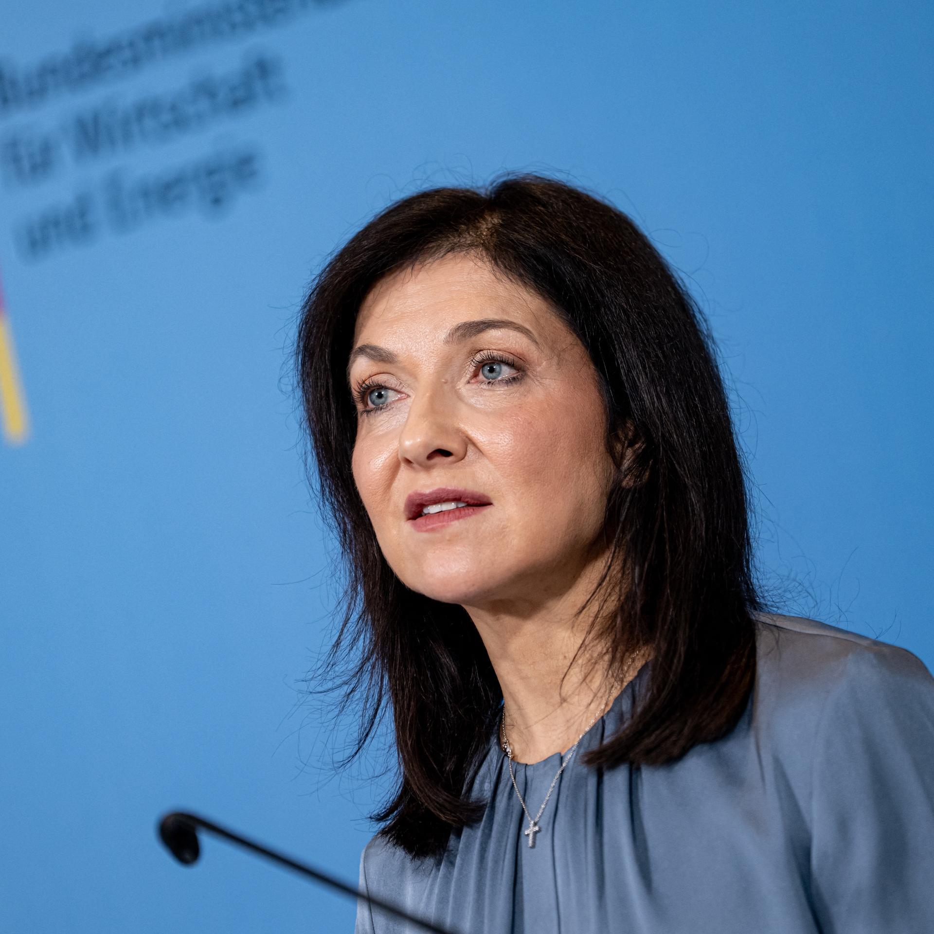Katherina Reiche (CDU), Bundesministerin für Wirtschaft und Energie, gibt ein Statement im Bundesministerium für Wirtschaft und Energie. 