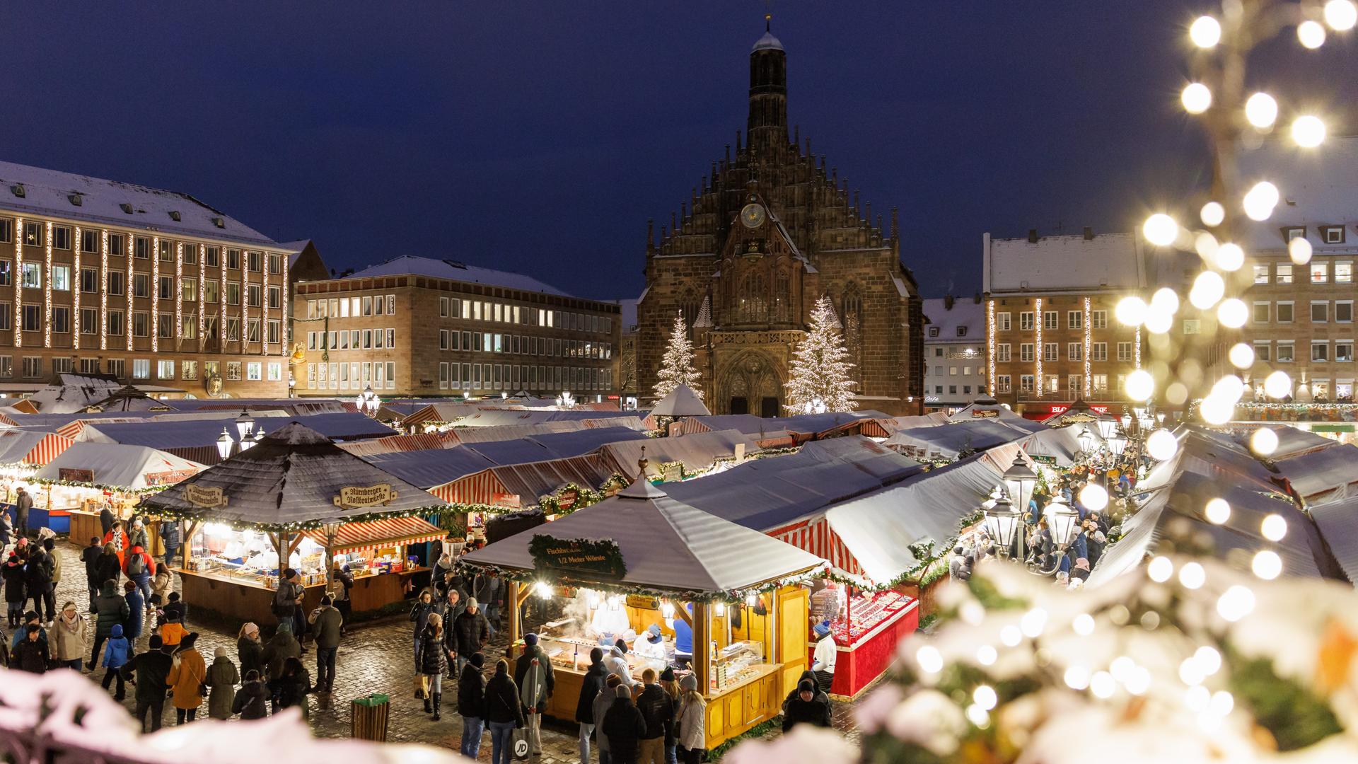 Schnee bedeckte die Dächer der Buden auf dem Nürnberger Christkindlesmarkt 2022.