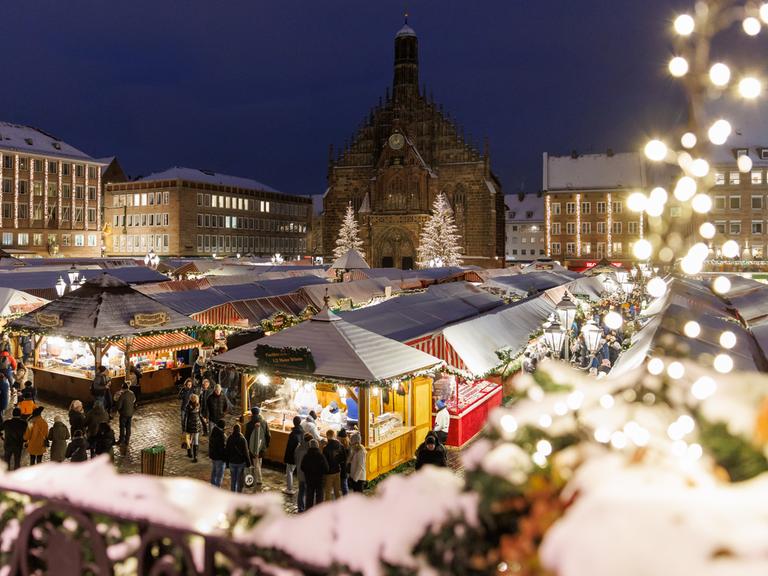 Schnee bedeckte die Dächer der Buden auf dem Nürnberger Christkindlesmarkt 2022.