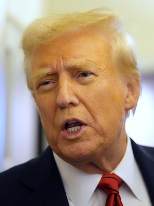 US-Präsident Donald Trump spricht mit Reportern an Bord der Air Force One auf dem Weg von Miami zur Joint Base Andrews, Maryland, USA, 27. Januar 2025.