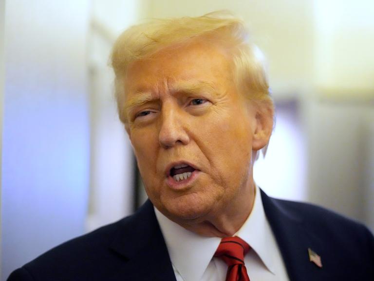 US-Präsident Donald Trump spricht mit Reportern an Bord der Air Force One auf dem Weg von Miami zur Joint Base Andrews, Maryland, USA, 27. Januar 2025.