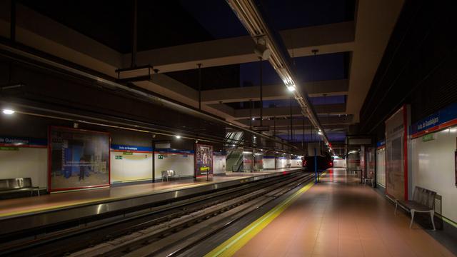 Das Foto zeigt eine U-Bahn-Station in Madrid. Es gibt nur sehr wenig Licht.