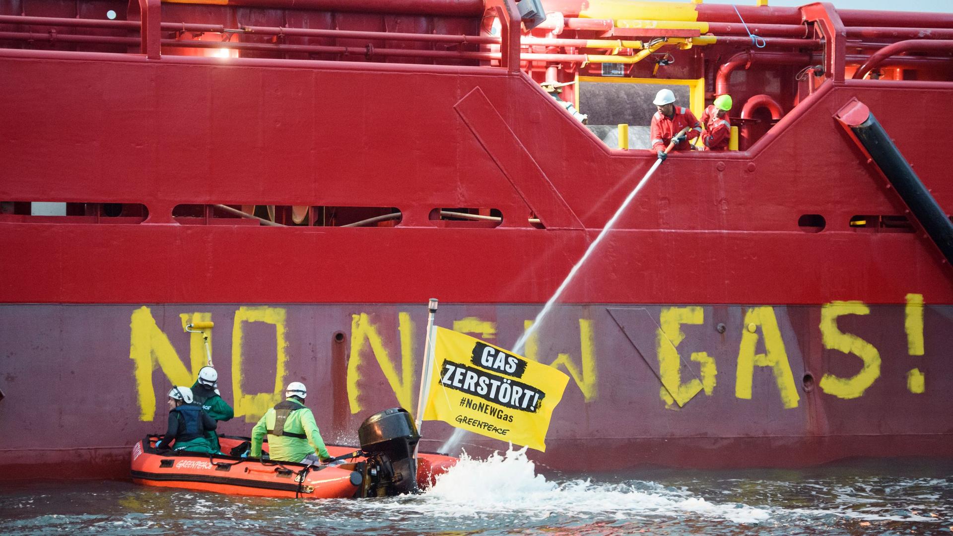 Mecklenburg-Vorpommern, Sassnitz: Greenpeace-Aktivisten liegen mit einem Schlauchboot vor einem Schiff im Hafen von Mukran. Mecklenburg-Vorpommern, Sassnitz: Greenpeace-Aktivisten liegen mit einem Schlauchboot vor einem Schiff im Hafen von Mukran.