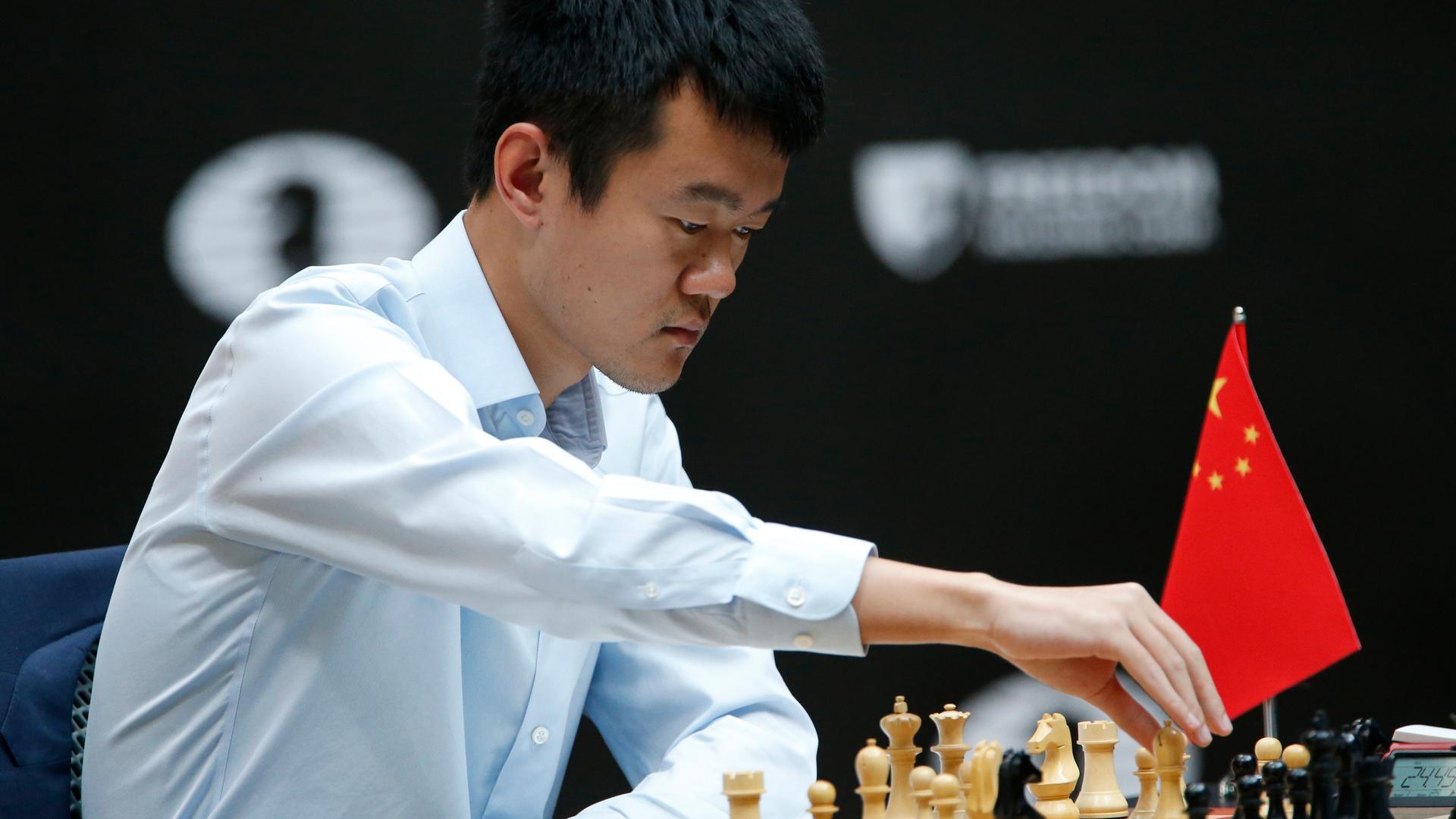 Dang Liren bei der Schach-Weltmeisterschaft in Astana während einer Partie gegen Jan Nepomnjaschtschi.