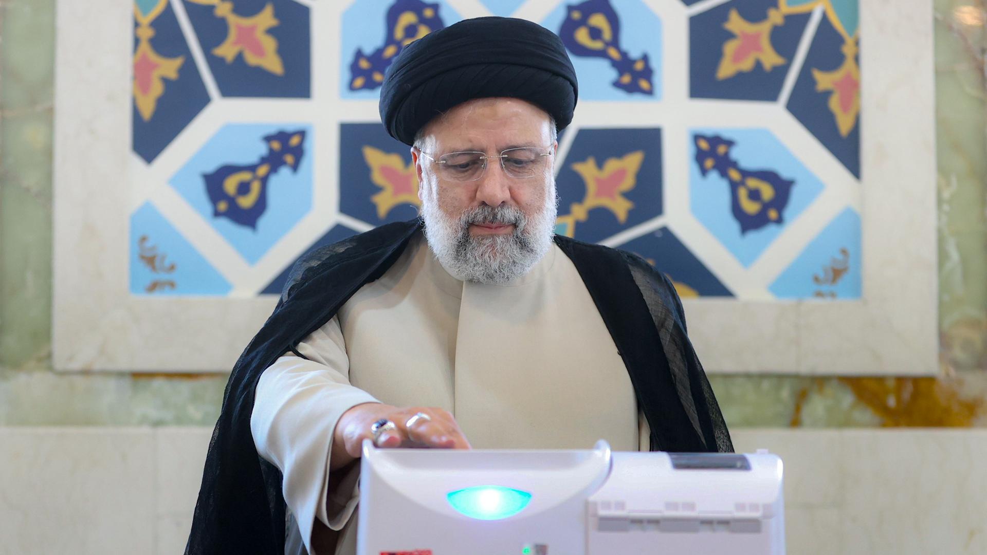 Das Foto zeigt den iranischen Staatspräsidenten Ebrahim Raisi, der seinen Stimmzettel bei der Stichwahl zum Parlament am 10. Mai 2024 abgibt. Das Foto zeigt den iranischen Staatspräsidenten Ebrahim Raisi, der seinen Stimmzettel bei der Stichwahl zum Parlament am 10. Mai 2024 abgibt.