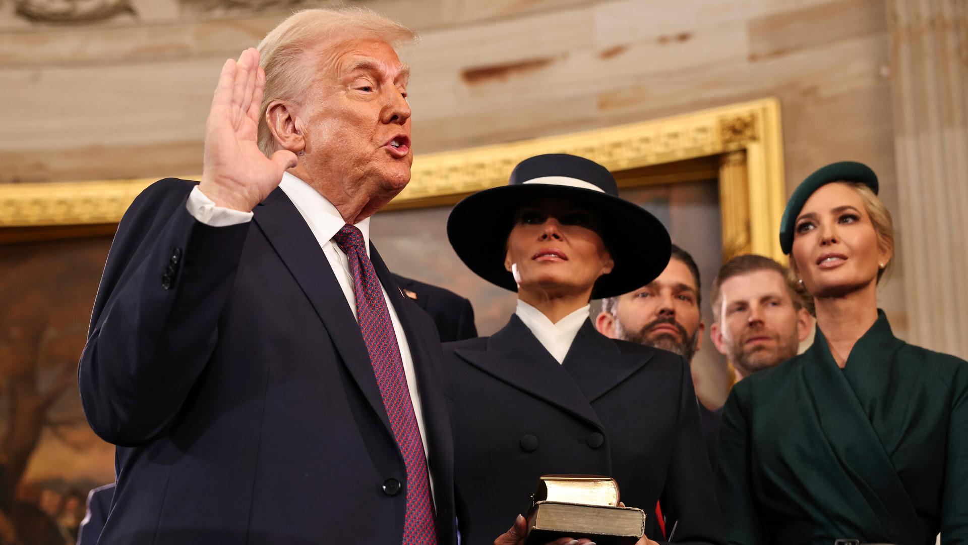 Donald Trump hebt seine rechte Hand zum Amtseid während seiner Inauguration