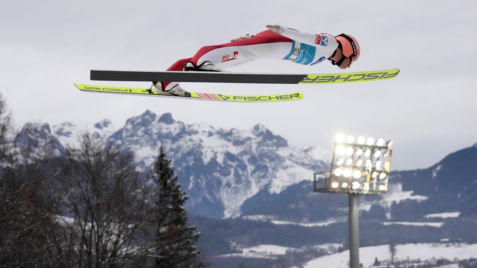 Vierschanzentournee-Qualifikation: Der Österreicher Stefan Kraft fliegt beim Training in Bischofshofen durch die Luft. 