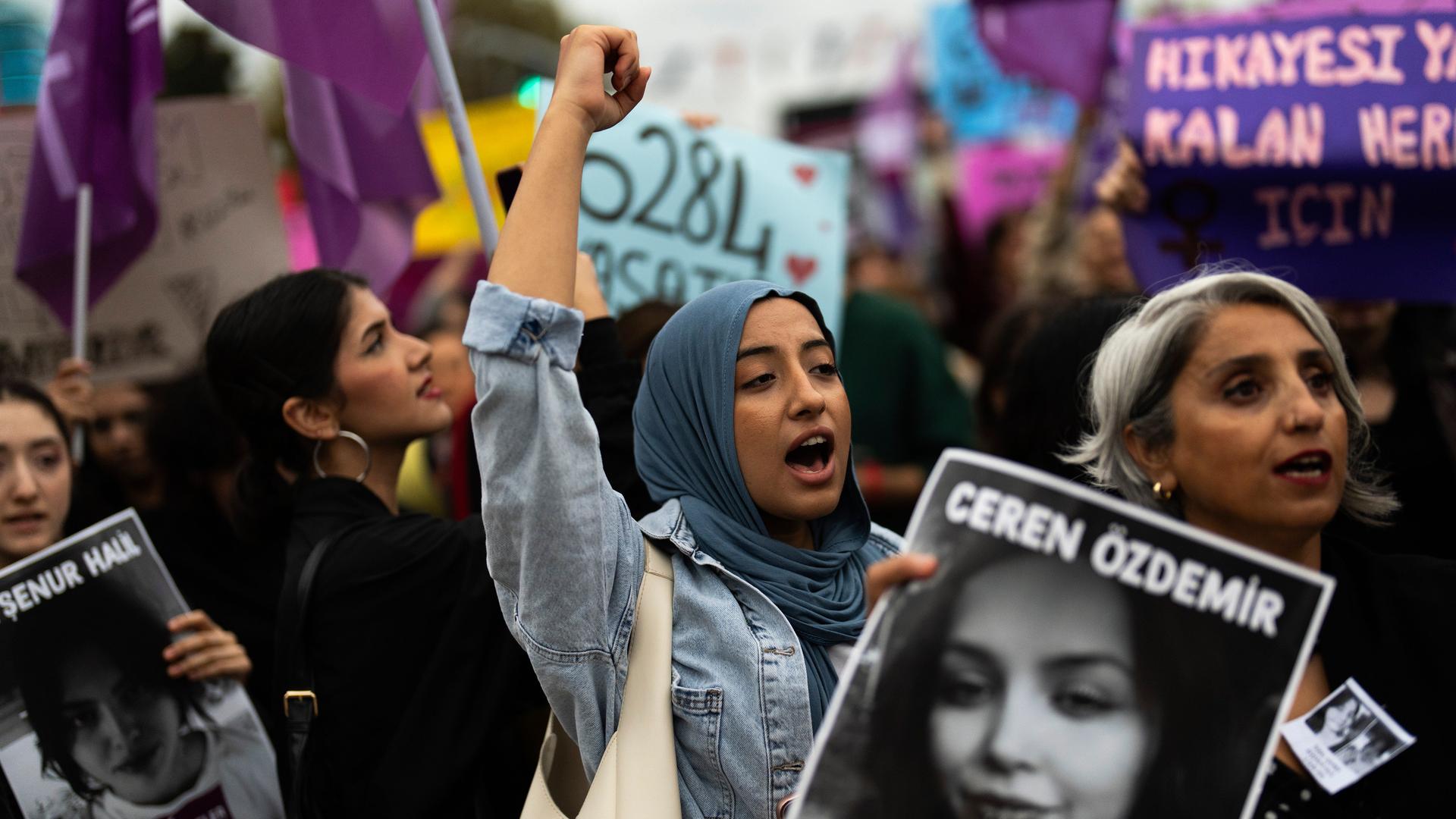 Das Bild zeigt demonstrierende Frauen in Istanbul. Sie demonstrieren gegen die Frauenmorden in dem Land. Das Bild zeigt demonstrierende Frauen in Istanbul. Sie demonstrieren gegen die Frauenmorden in dem Land.