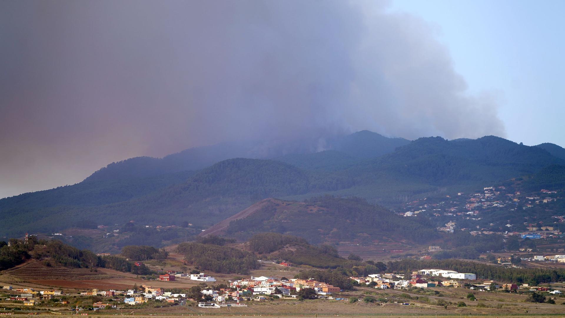 Teneriffa: Rauch steigt aus einem Waldbrand von San Cristobal de La Laguna aus gesehen auf.