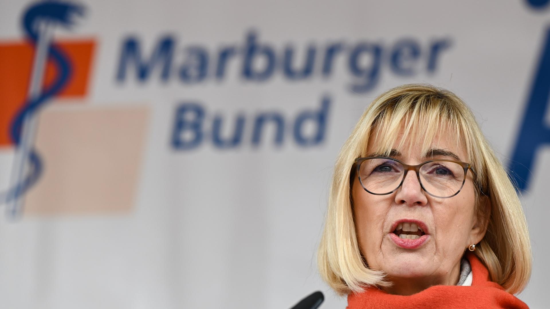 Susanne Johna, Erste Vorsitzende des Marburger Bundes, spricht auf der zentralen Kundgebung des Marburger Bund auf dem Römerberg.