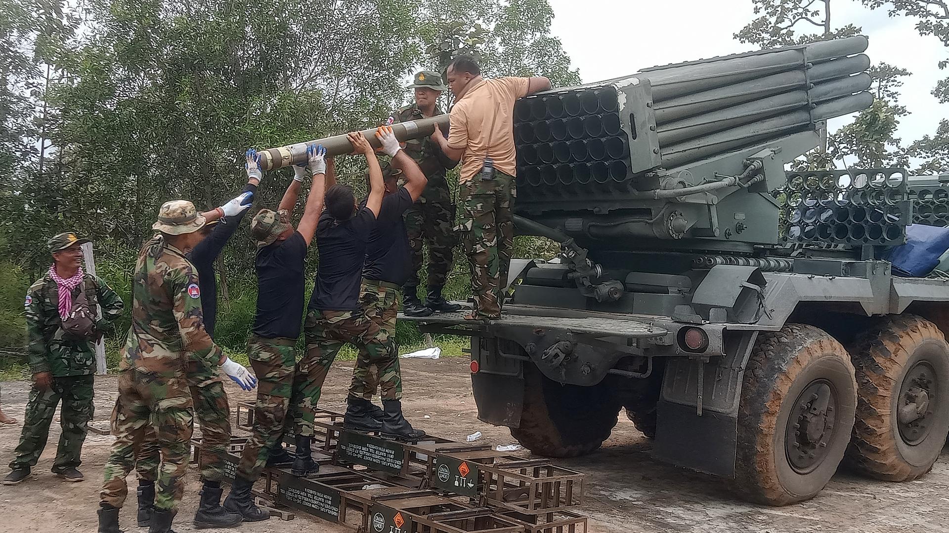 Kambodschanische Soldaten laden einen Mehrfachraketenwerfer