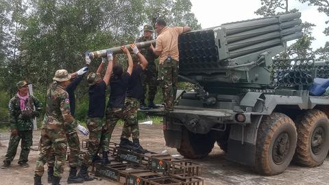 Kambodschanische Soldaten laden einen Mehrfachraketenwerfer.