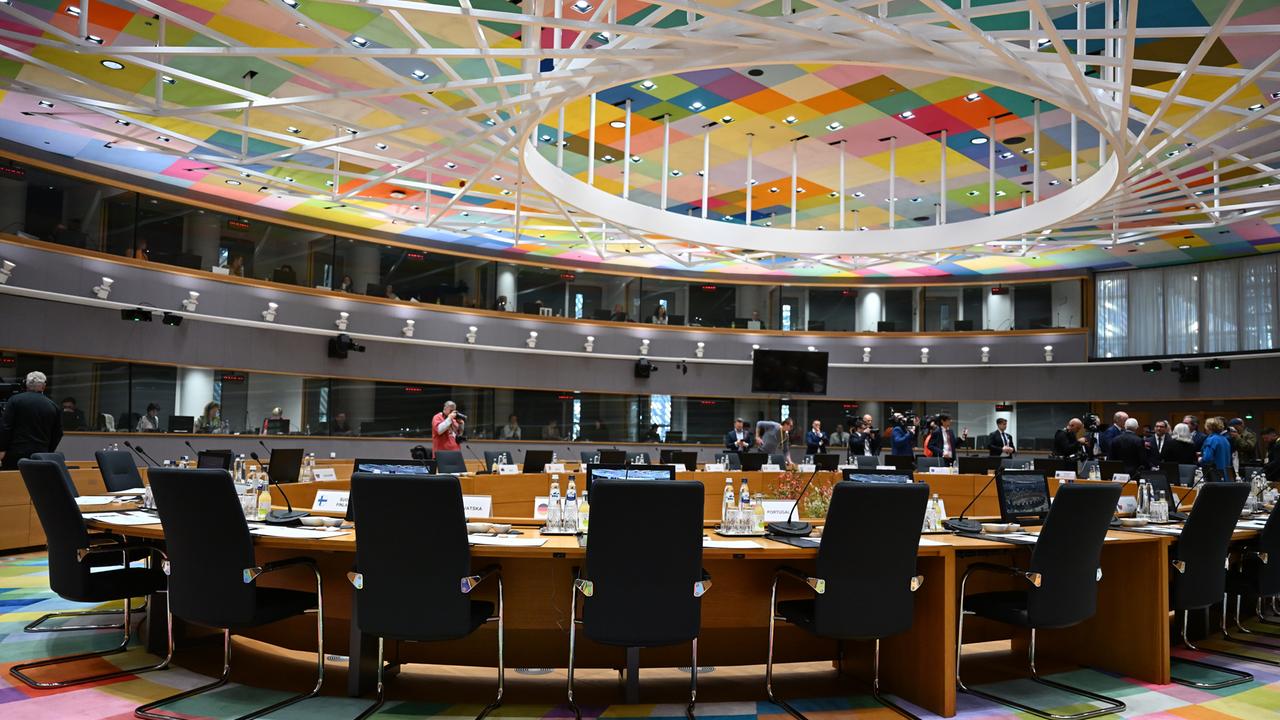 Vertreter der EU, sowie Staats- und Regierungschefs der EU, unterhalten sich hinter dem Round Table bei dem EU-Gipfel miteinander.