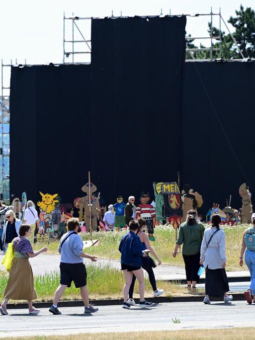 Kunstinteressierte sehen sich auf dem Friedrichsplatz das mit schwarzem Tuch verhüllte Grossgemälde "People's Justice" (2002) des indonesischen Kollektivs Taring Padi an. Auf dem Banner waren mehrere antisemitische Motive zu sehen. 