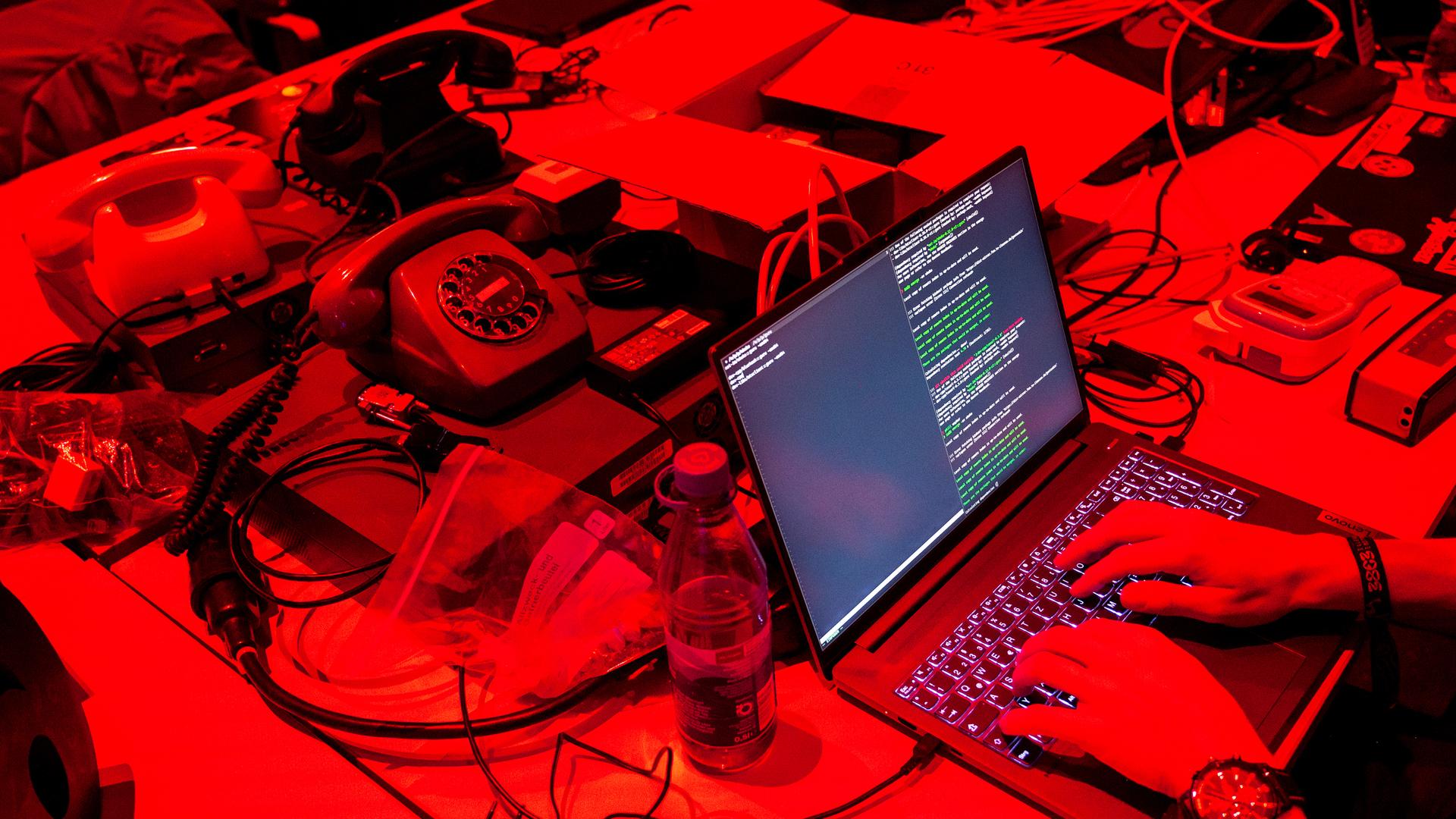 Ein Computer und alte Telefone stehen beim Kongress des Chaos Computer Clubs (CCC) auf einem Tisch. Bei dem diesjährigen Jahreskongress unter dem Motto "Illegal Instructions", werden mehr als 14.000 Teilnehmer erwartet. 