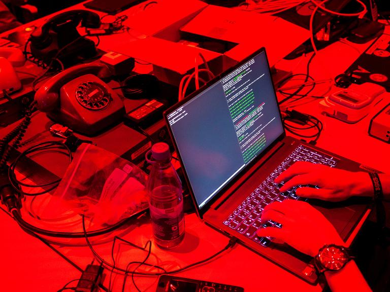 Ein Computer und alte Telefone stehen beim Kongress des Chaos Computer Clubs (CCC) auf einem Tisch. Bei dem diesjährigen Jahreskongress unter dem Motto "Illegal Instructions", werden mehr als 14.000 Teilnehmer erwartet. 