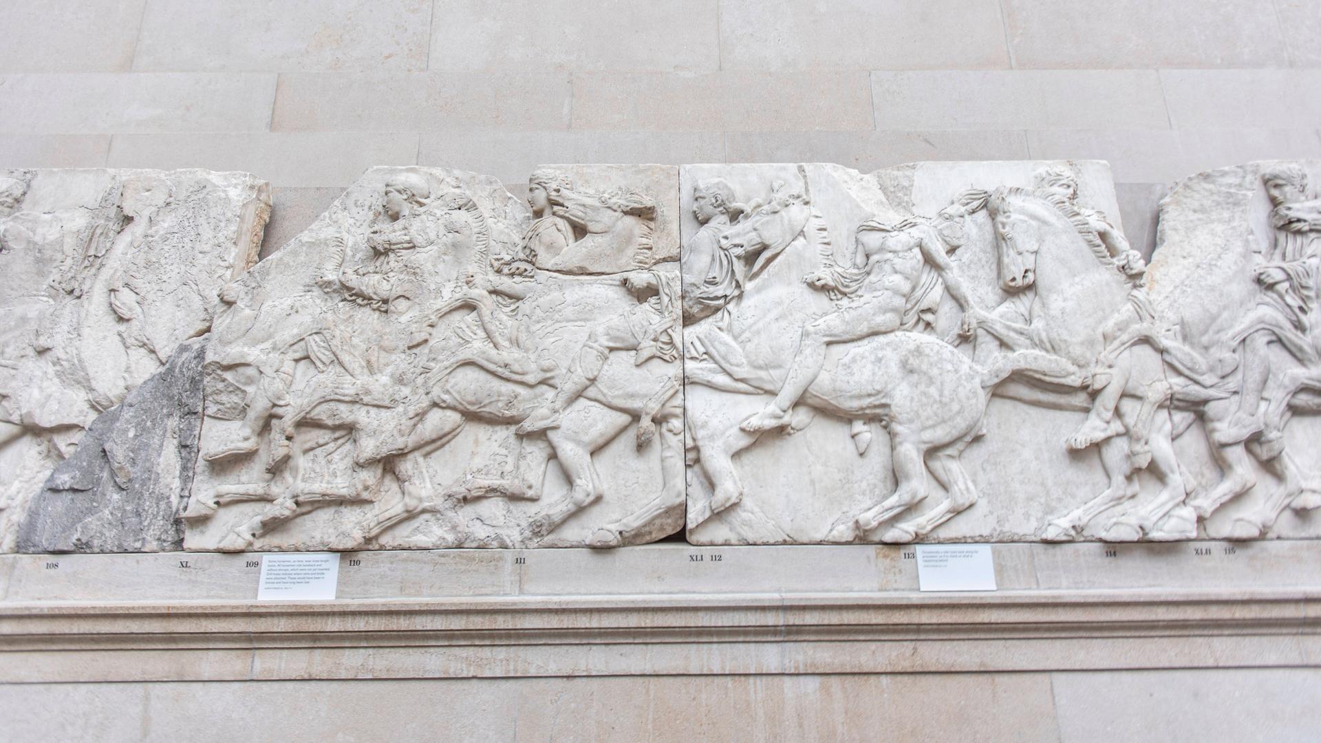 Besucher betrachten Teile der Parthenon-Friese im Britischen Museum in London.