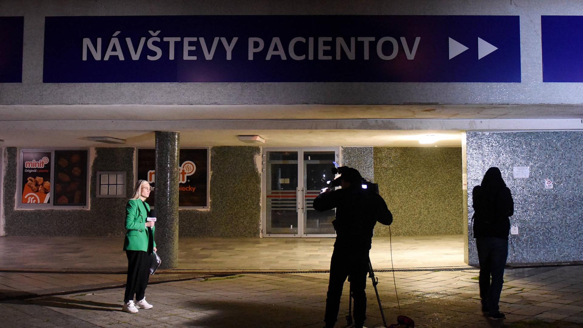 Journalisten, die vor dem Krankenhaus arbeiten, in dem Ministerpräsident Robert Fico nach dem Attentat auf sich behandelt wird