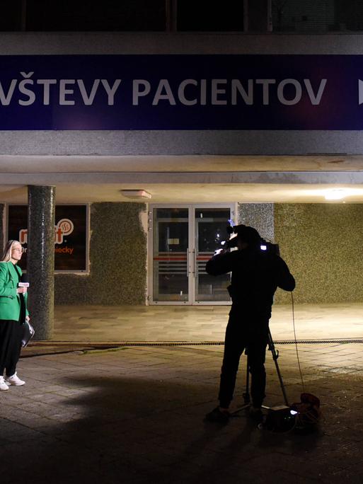 Journalisten, die vor dem Krankenhaus arbeiten, in dem Ministerpräsident Robert Fico nach dem Attentat auf sich behandelt wird