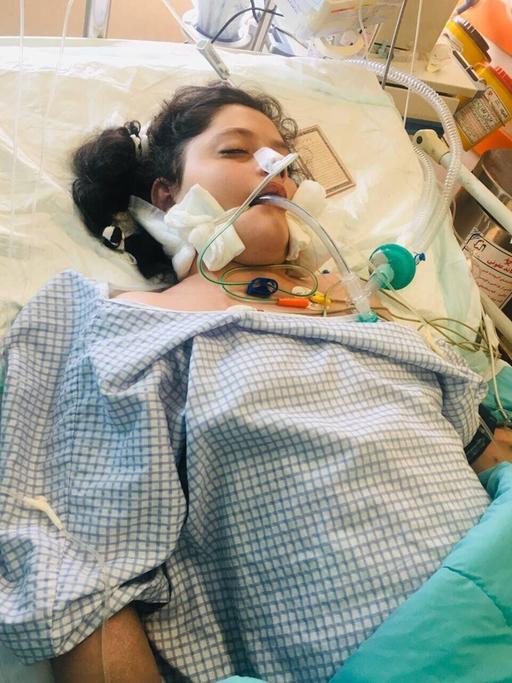 Ein Bild von Mahsa Amini, 22. Sie liegt in einem Krankenhausbett und wird künstlich beatmet.