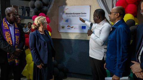 Gilbert F. Houngbo (l.), Generaldirektor der Internationalen Arbeitsorganisation (ILO), Svenja Schulze, Bundesministerin für wirtschaftliche Zusammenarbeit, und Ignatius Baffour Awuah, Minister für Arbeit von Ghana, eröffnen ein Zentrum für Migration. 